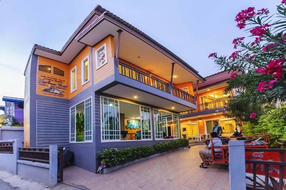 The Harbor Front เกาะล้าน Hotel Bagian luar foto
