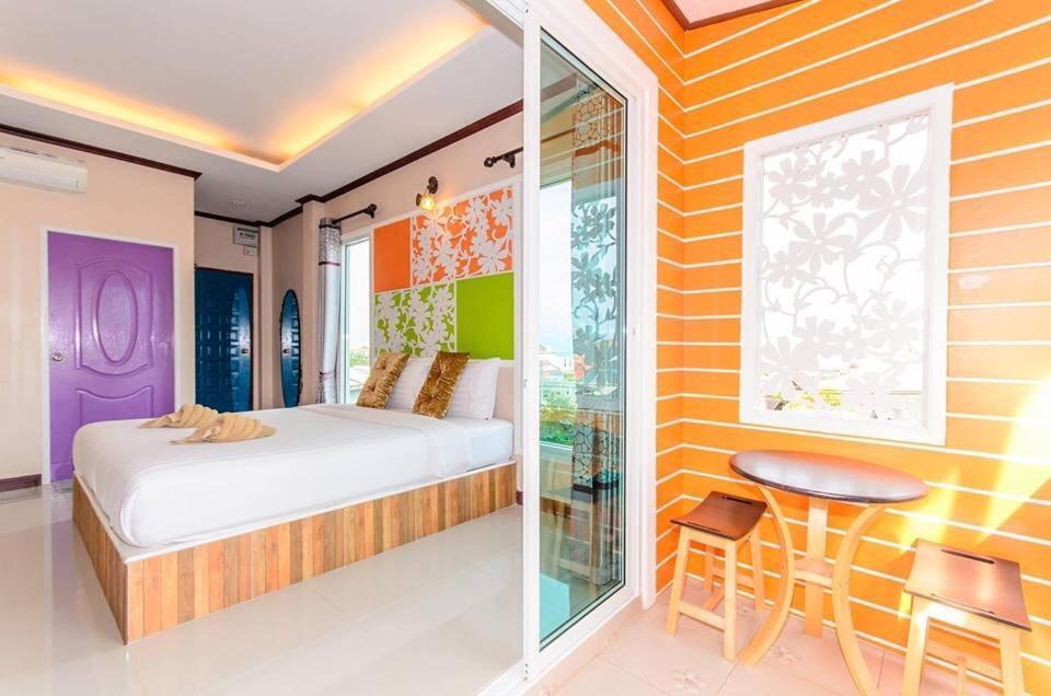 The Harbor Front เกาะล้าน Hotel Bagian luar foto